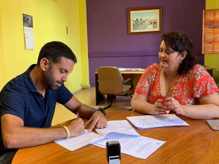 Momento de la firma del contrato por la concejala Celeste López y Jaime Melián, de la empresa Clean Canarian Energy (Foto TA)